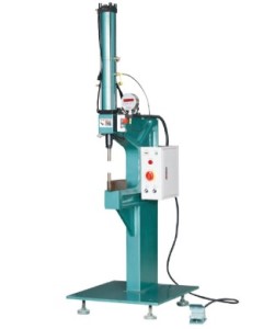 如何選擇無(wú)鉚釘鉚接機(jī)廠家及品牌？